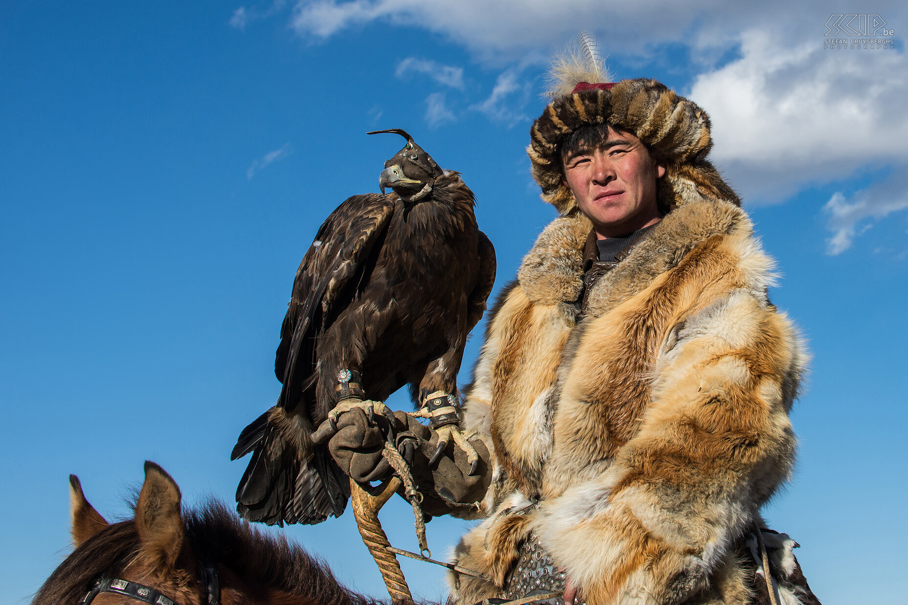 Ulgii - Golden Eagle Festival - Berik Berik is de Kazakse arendjager die in de BBC-documentaire 'Human Planet' samen met zijn vader Sailau gevolgd wordt. De Kazakse mensen die in het Altai gebergte in het westen van Mongolië leven beoefenen nog steeds de oude kunst van de trainen en jagen met steenarenden, zelfs nu moderne zaken zoals auto’s, smartphones, computers, ... ook hun intrede doen. Stefan Cruysberghs